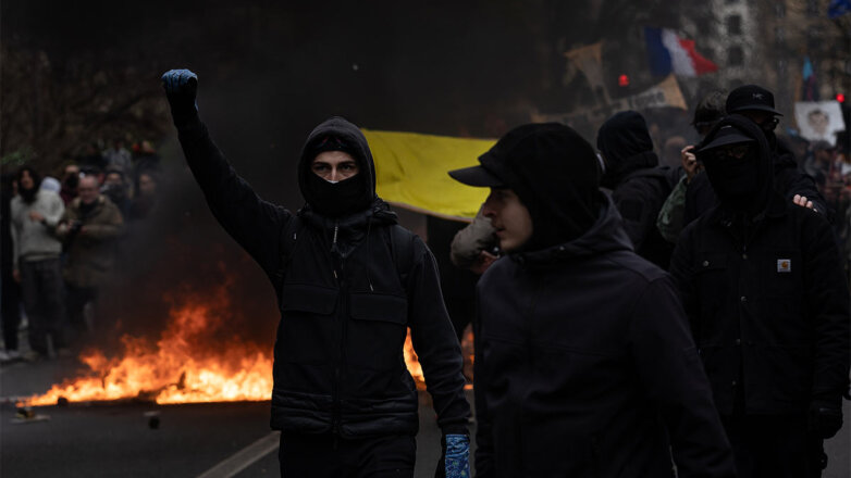 Противники пенсионной реформы подожгли в Париже любимый ресторан Макрона