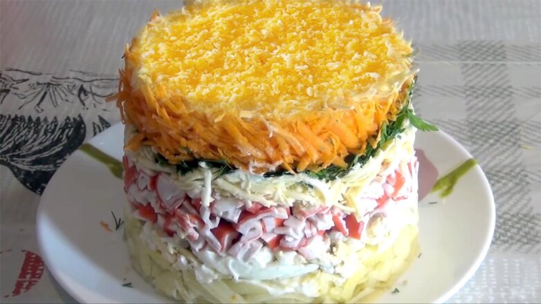 30 минут на кухне: слоеный салат с крабовыми палочками и морковью по-корейски