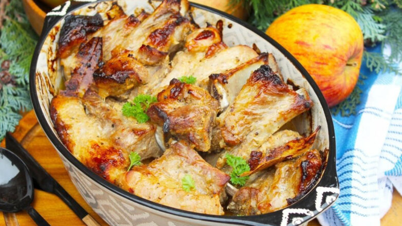 Сочные свиные ребрышки с яблоками и медом в духовке