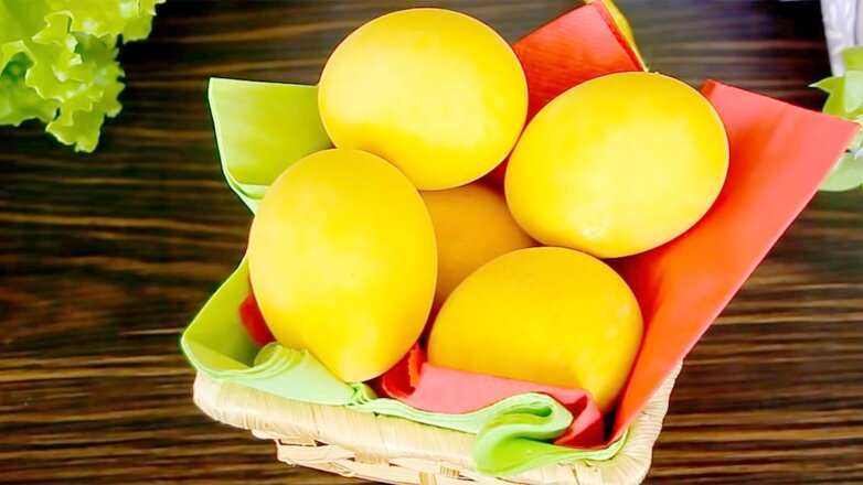 Красим яйца, пока они варятся: быстрый способ с куркумой