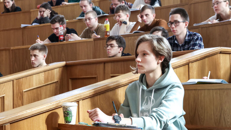 Платная дорога к знаниям: насколько подорожает обучение в вузах и колледжах