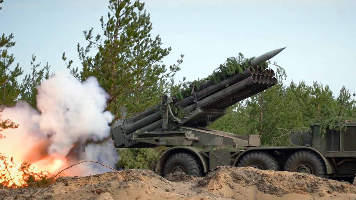 Боевая работа реактивной системы залпового огня (РСЗО) "Ураган"