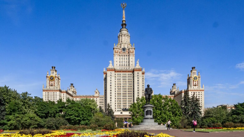 Рособрнадзор объявил предостережения МГУ и еще двум университетам