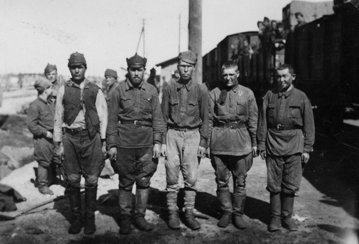 Советские военнопленные на железнодорожной станции в поселке Чернянка, 1942 год