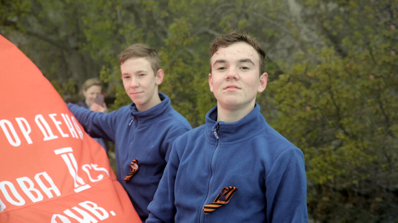 Знамя Победы и флаг России поднимут в школах, колледжах и вузах РФ накануне 9 Мая