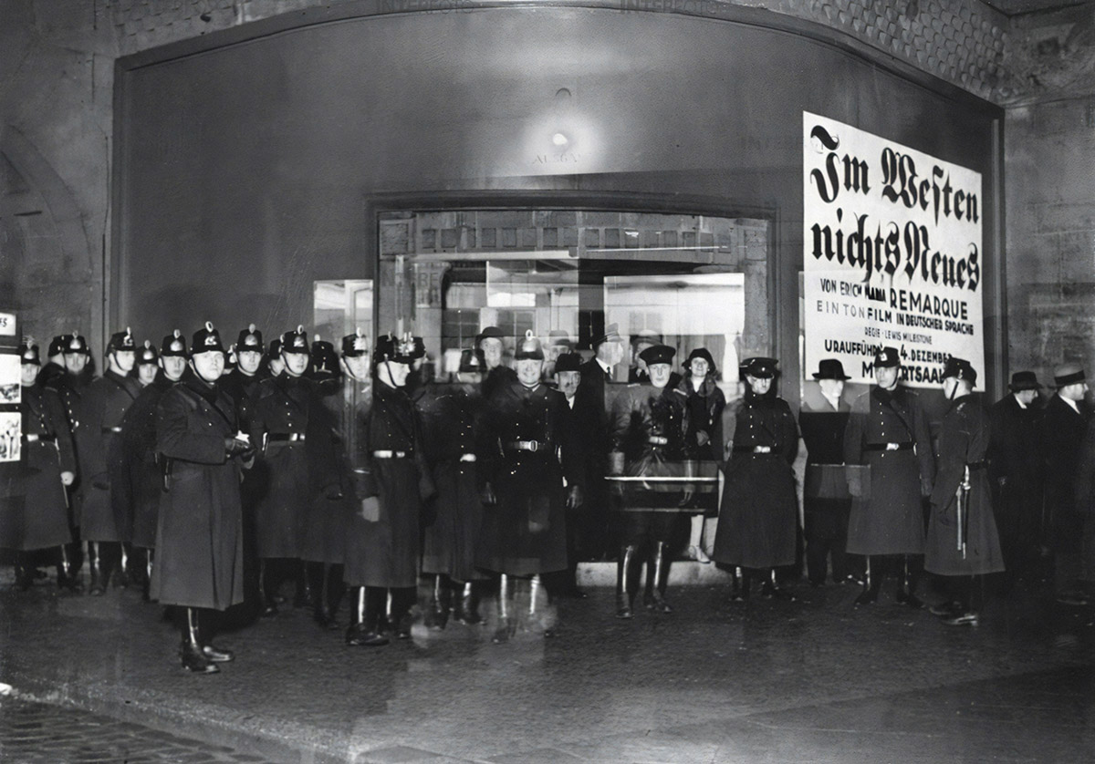 Полиция готовится к демонстрациям протеста против показа фильма "На западном фронте без перемен"