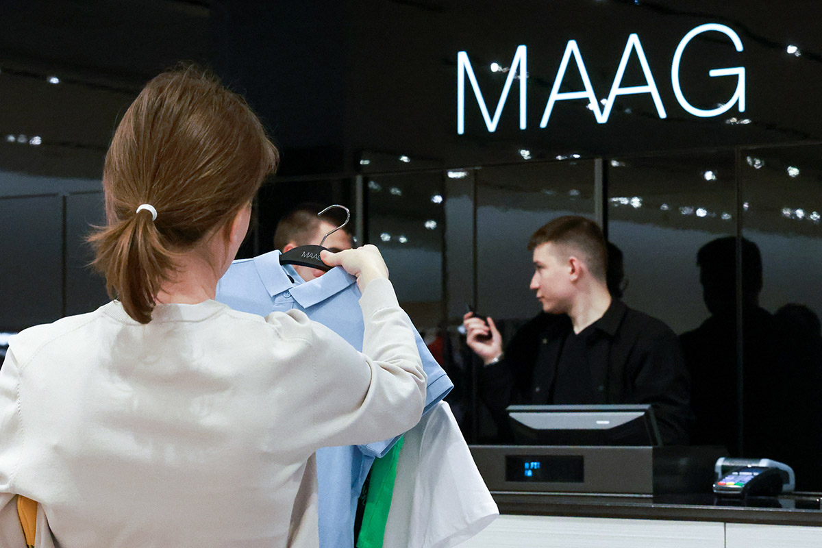 Посетитель на кассе в магазине Maag