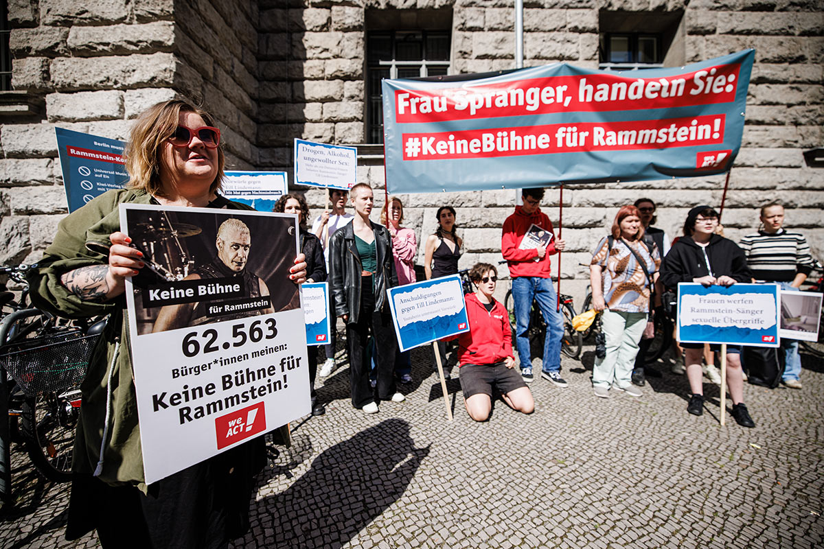 Участники акции протеста с требованием отмены концерта группы Rammstein