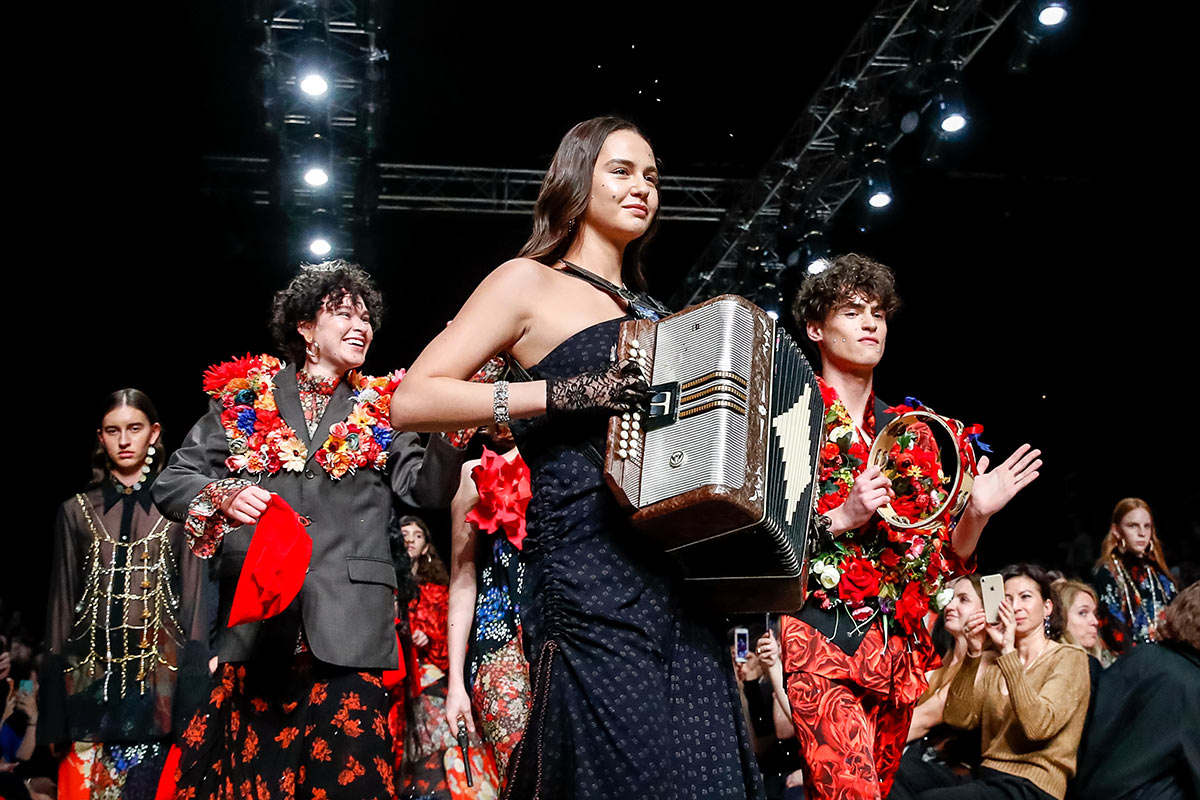 Модели во время показа коллекции бренда Roma Uvarov Design на неделе моды Mercedes-Benz Fashion Week Russia