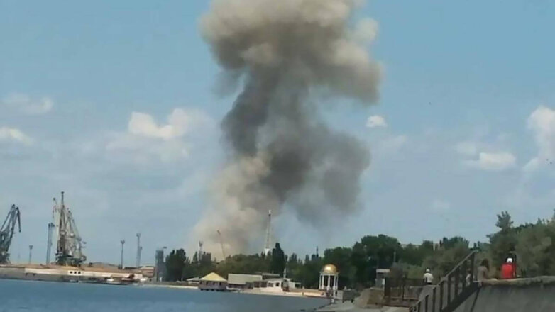 Украинские военные нанесли удар по территории морского порта Бердянска