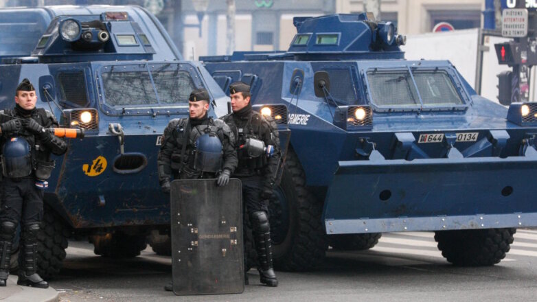 Против протестующих французов применят бронетехнику