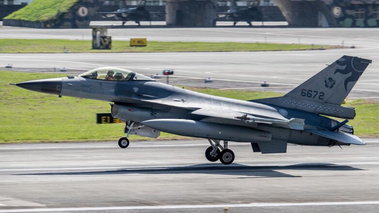 Военные Тайваня сообщили о 10 китайских самолетах над проливом