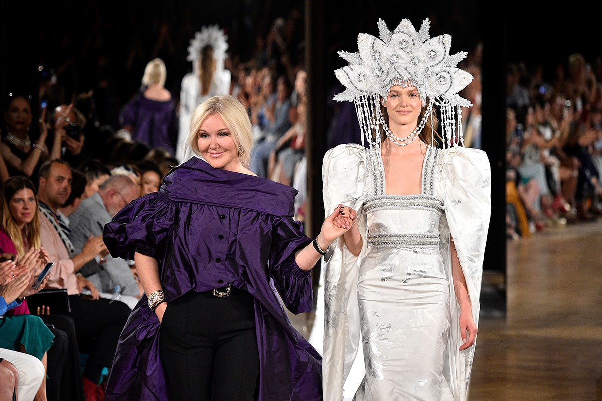Модельер Юлия Янина во время показа коллекции бренда Yanina Couture на неделе высокой моды в Париже