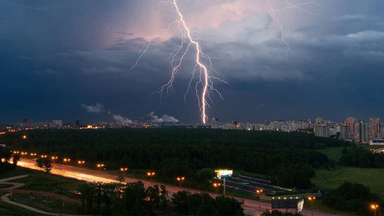 Жителей Москвы предупредили о грозе, ливне и сильном ветре в пятницу