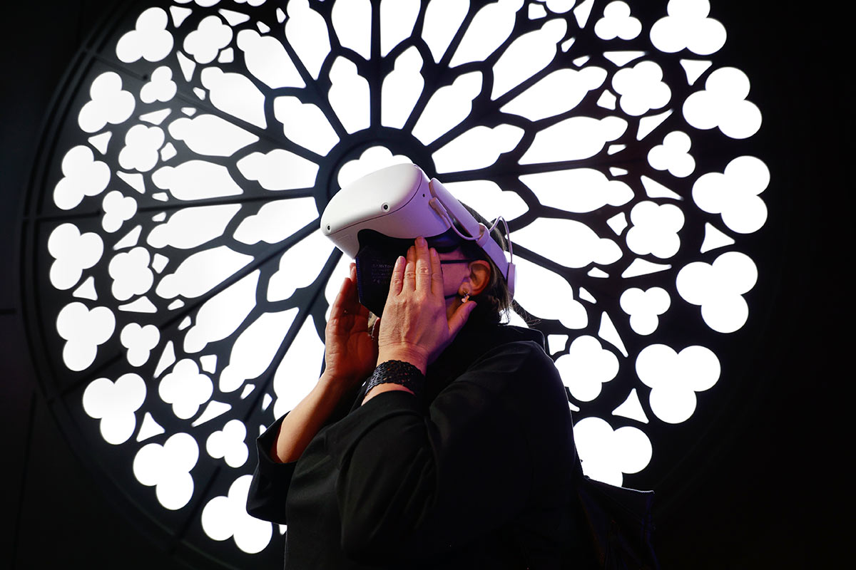 Женщина с гарнитурой Meta Oculus Quest 2