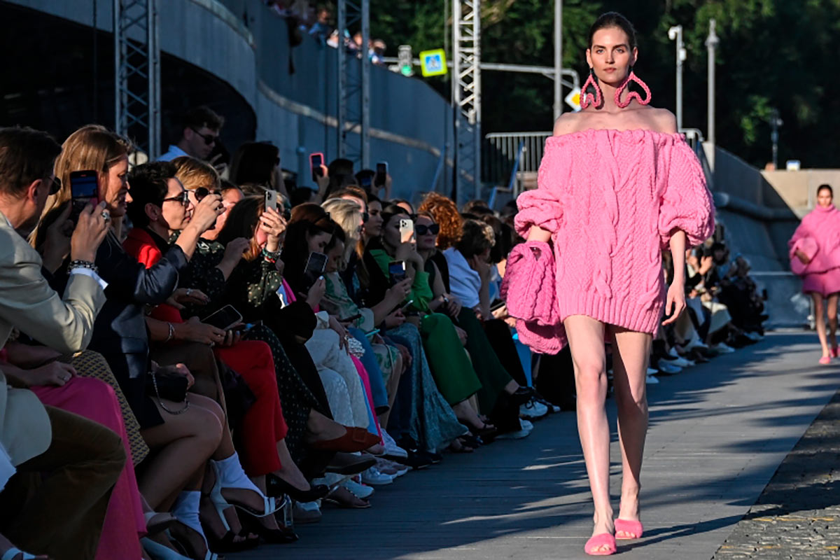 Модель во время показа коллекции модельера Алены Ахмадуллиной на Московской неделе моды