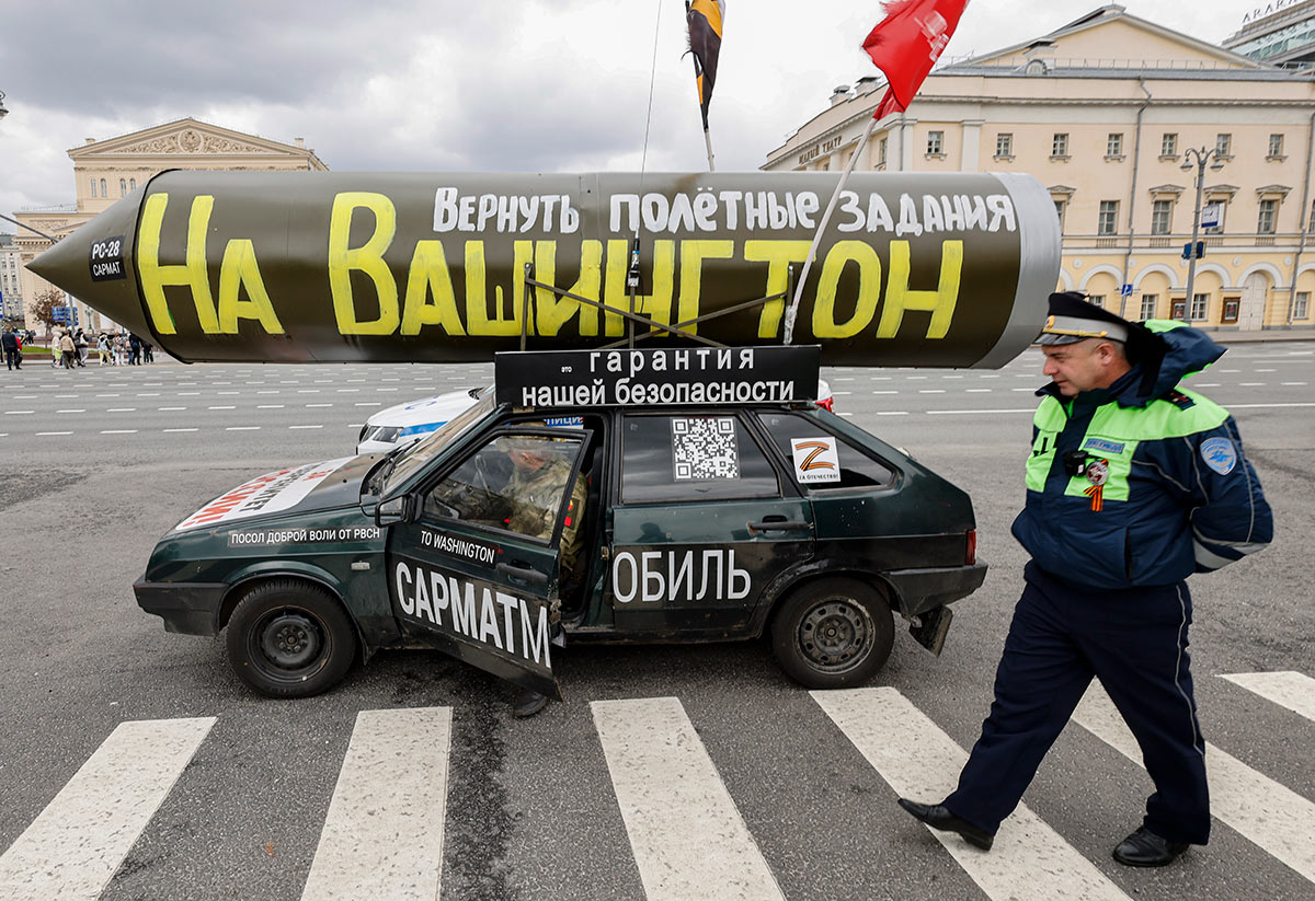 Автомобиль с имитацией российской ракеты "Сармат"