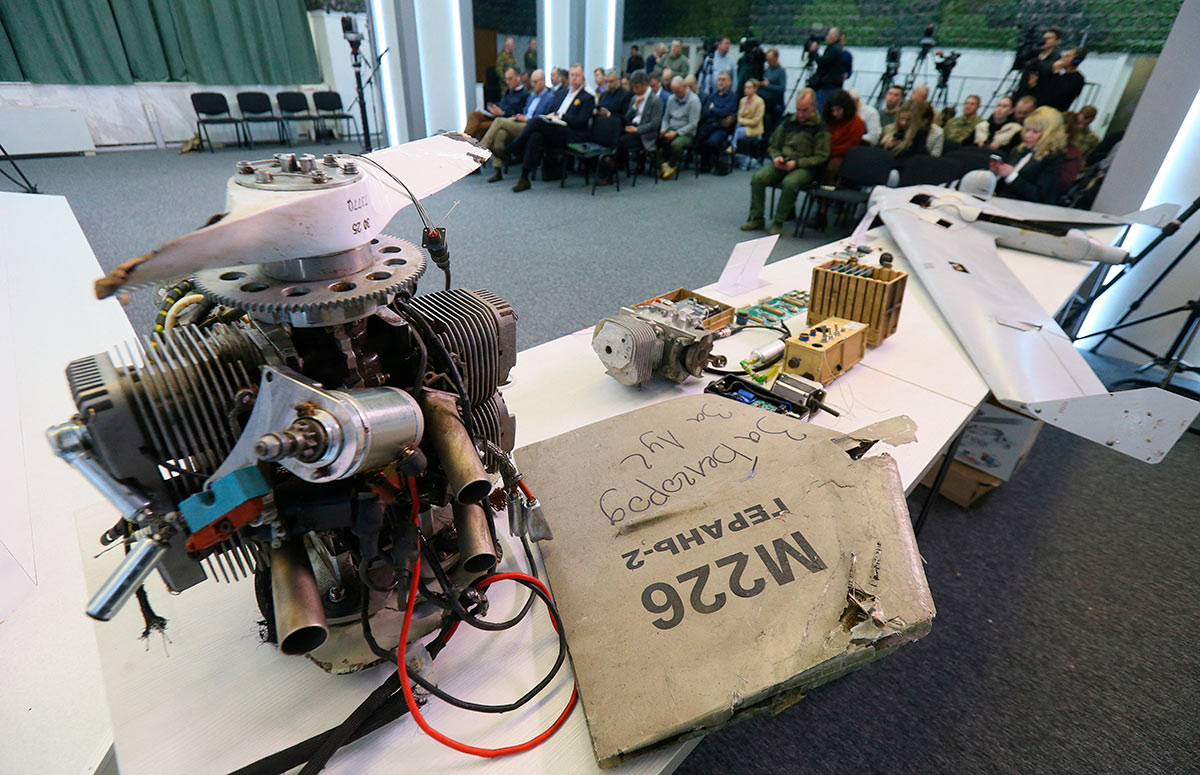 Обломки беспилотника Герань-2 во время демонстрации в Киеве