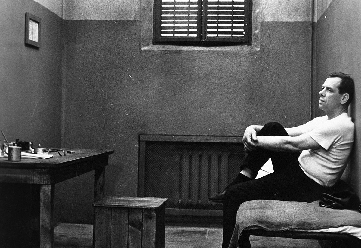 Кадр из фильма "Судьба резидента"