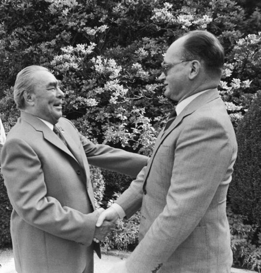 Генеральный секретарь ЦК КПСС Леонид Ильич Брежнев и Первый секретарь ЦК Польской объединенной рабочей партии Войцех Ярузельский