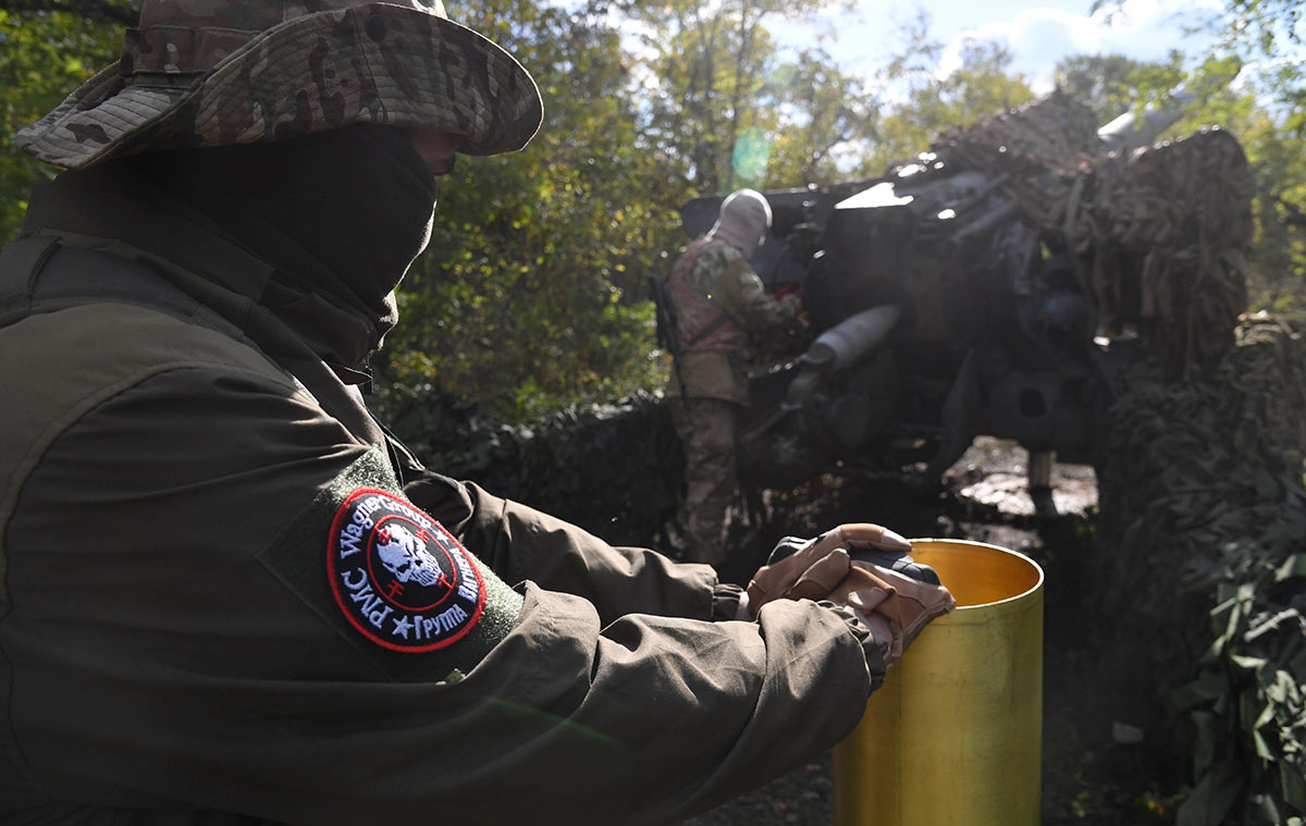 Бойцы артиллерийского расчета ЧВК "Вагнер" на территории ЛНР