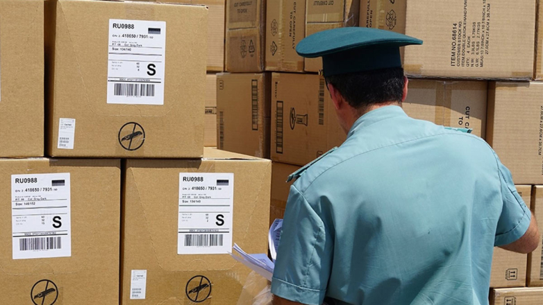 Поддельную одежду, игрушки и обувь стали ввозить в Россию чаще: таможенники выявили 5,8 млн единиц контрафакта за год