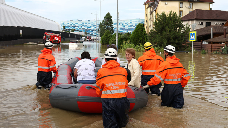 Спасатели эвакуируют людей из затопленного "Сириуса"
