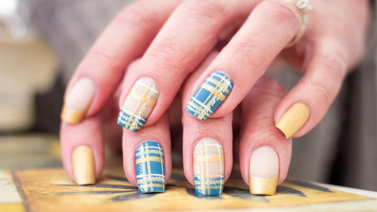 Маникюр в клетку