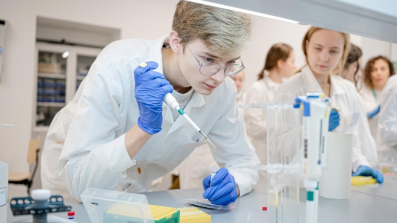 Российские школьники получили четыре медали на олимпиаде по химии