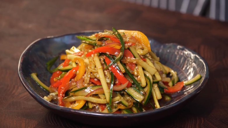 Хозяйкам рассказали, как приготовить "маринованный" салат всего за 4 часа