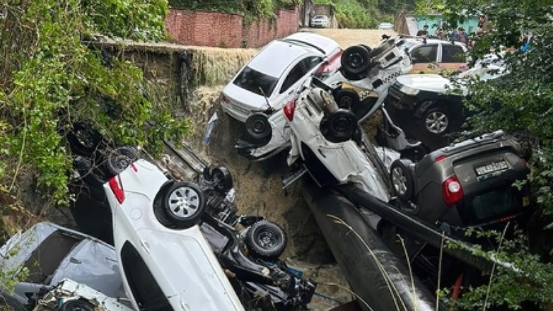 В Сочи дожди смыли автомобили и подтопили дома