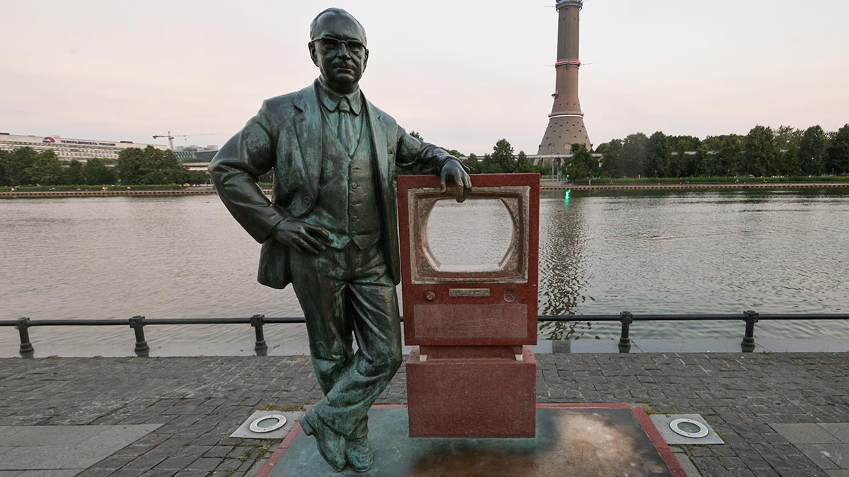 Памятник Владимиру Зворыкину