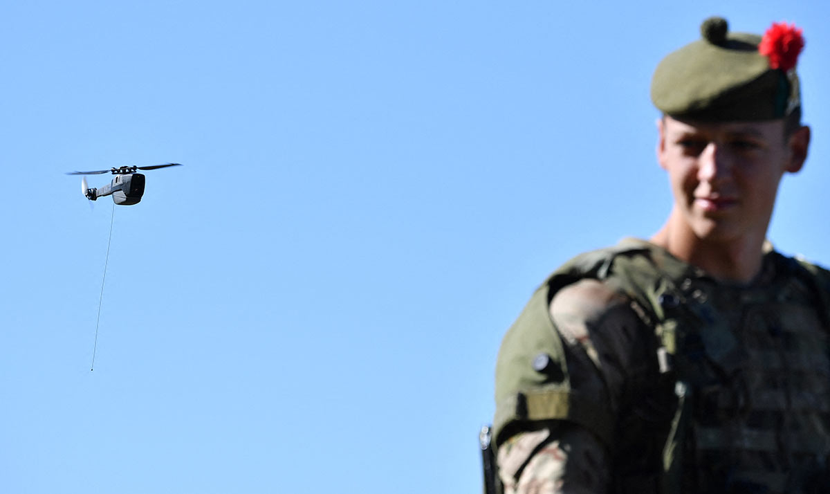 Демонстрация нано-беспилотника Black Hornet в Великобритании
