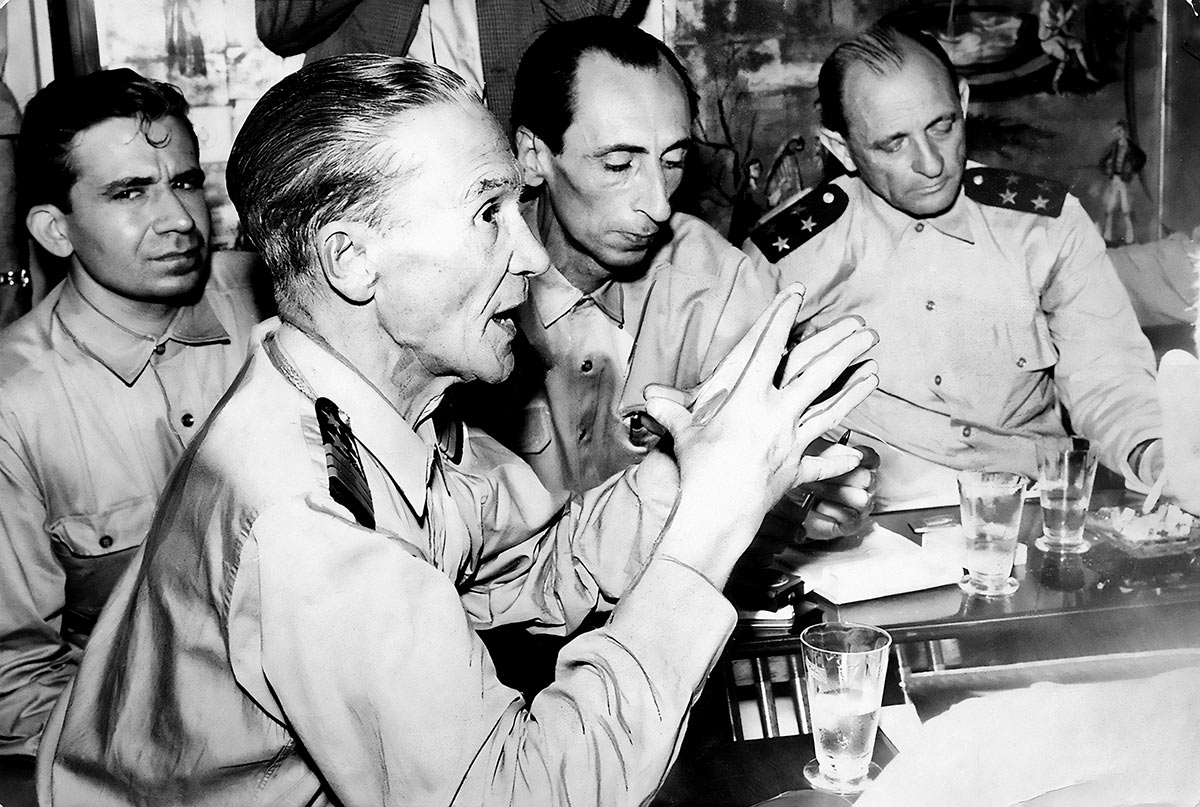 Энрике Гальвао со своими соратниками на борту лайнера "Санта Мария"