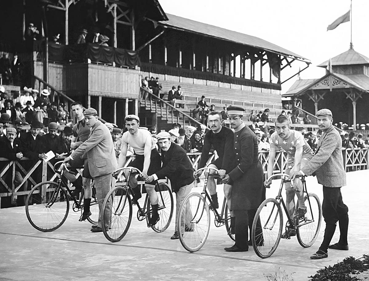 Первая велогонка в России на ипподроме Московского общества охотников конского бега на Ходынском поле. 24.07.1883 г.