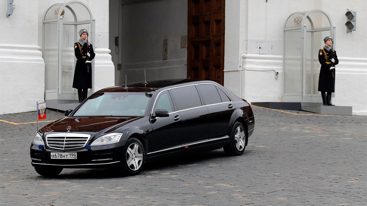 Автомобиль президента РФ Владимира Путина выезжает на Красную площадь из Московского Кремля, 2017 год