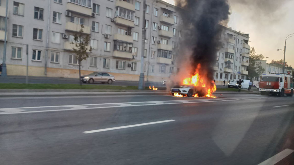 Горит автомобиль