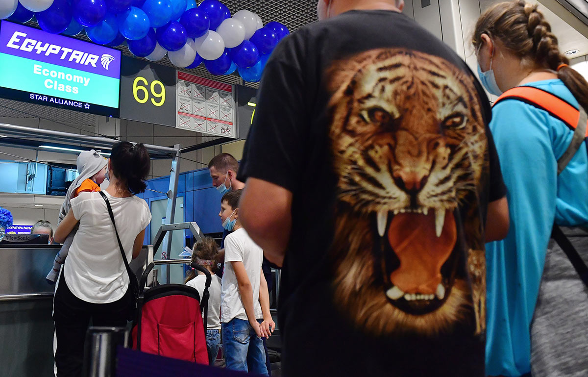 Пассажиры рейса авиакомпании Egyptair в Хургаду в аэропорту Домодедово