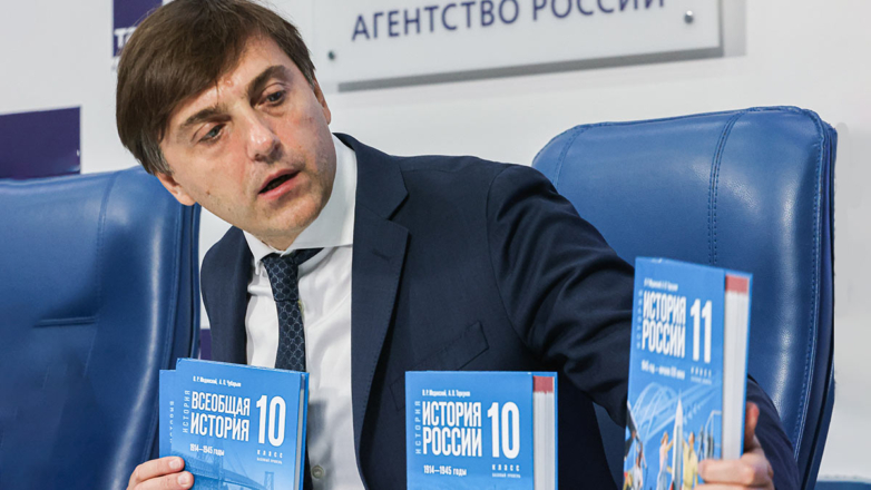 Новый учебник истории для 11-х классов до 1 сентября поставят во все школы