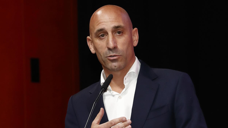 Глава футбольной федерации Испании отстранен за поцелуй спортсменки