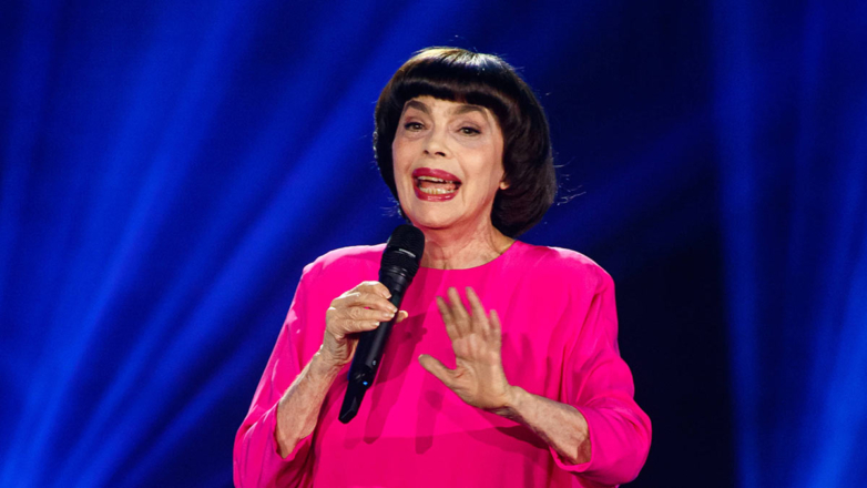 Мирей Матьё усомнилась, что Макрон может стать посредником мира на Украине