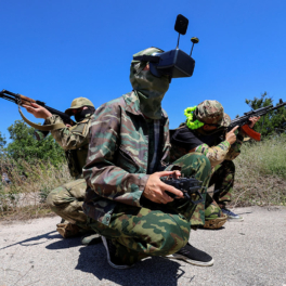 Российские военнослужащие управляют дронами FPV