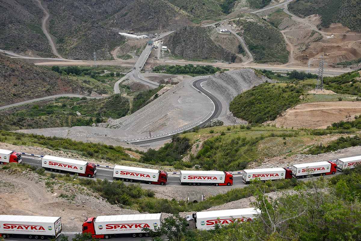 Армянские грузовики с гуманитарной помощью для населенного армянами региона Нагорного Карабаха