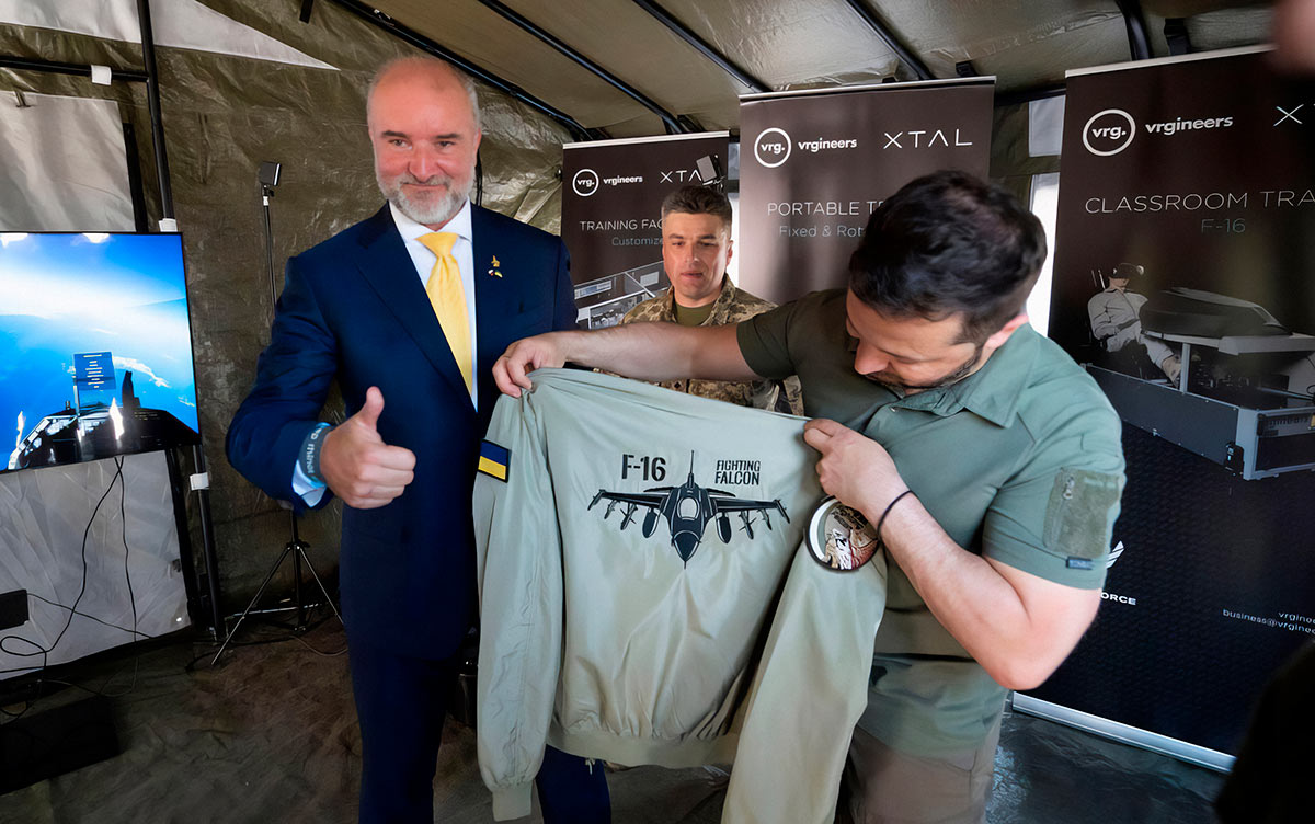 Президент Украины Владимир Зеленский с курткой с изображением истребителя F-16