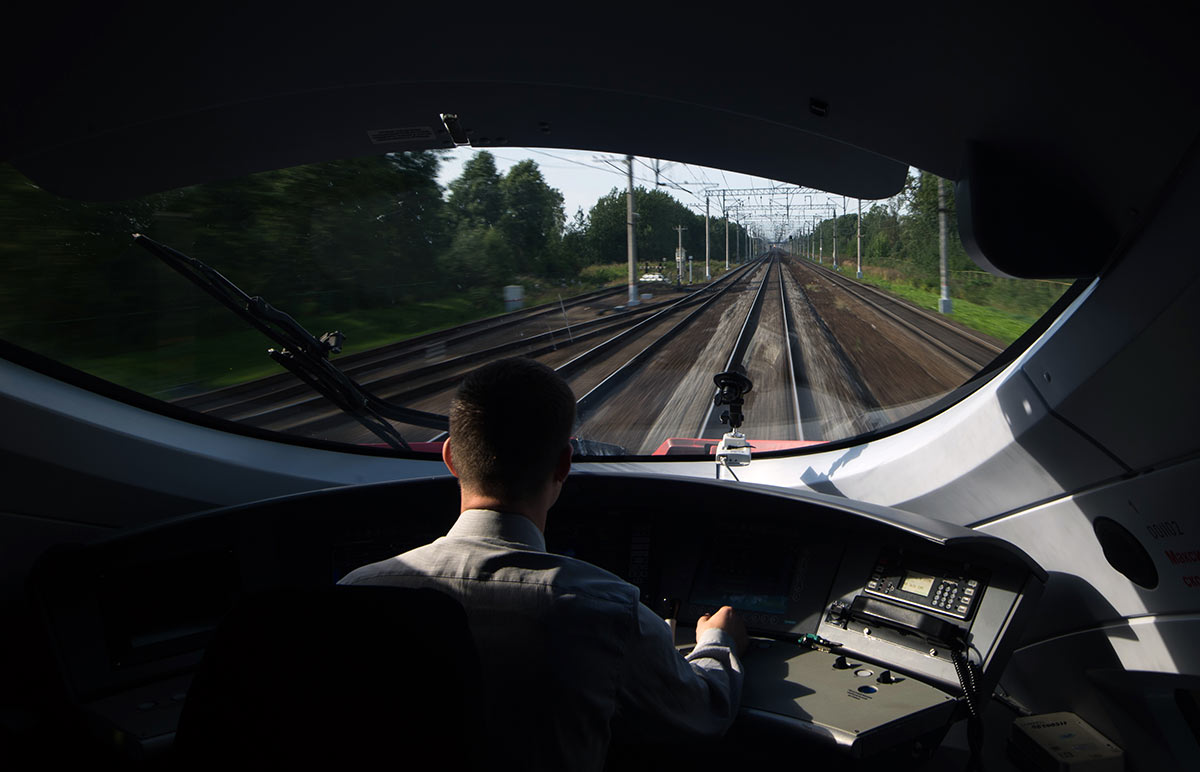 Машинист в кабине высокоскоростного поезда "Сапсан"