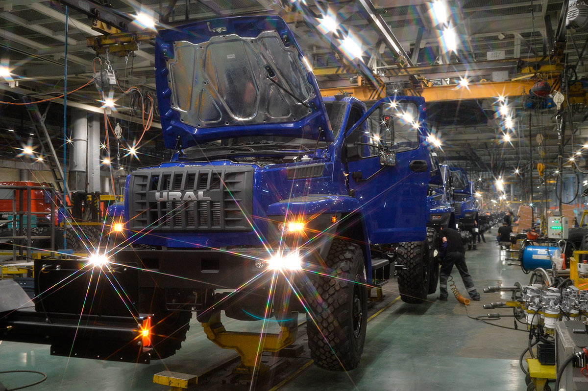 Сборка грузовиков на автомобильном заводе "Урал" в Миассе