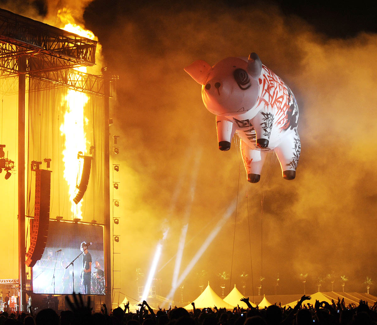 Надувная свинья парит над толпой во время выступления Роджера Уотерса