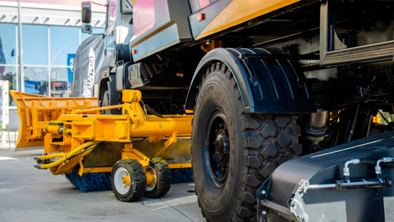 В России разработали навесное оборудование для уборки аэродромов