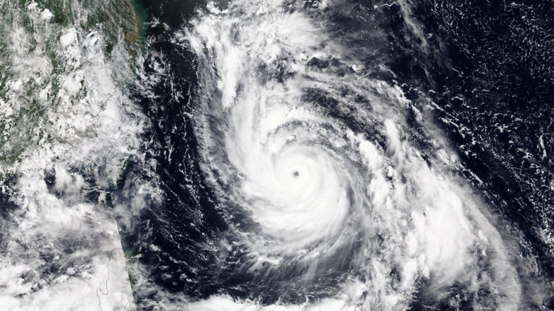 Супертайфун "Гаеми" превратил улицы Манилы в реки