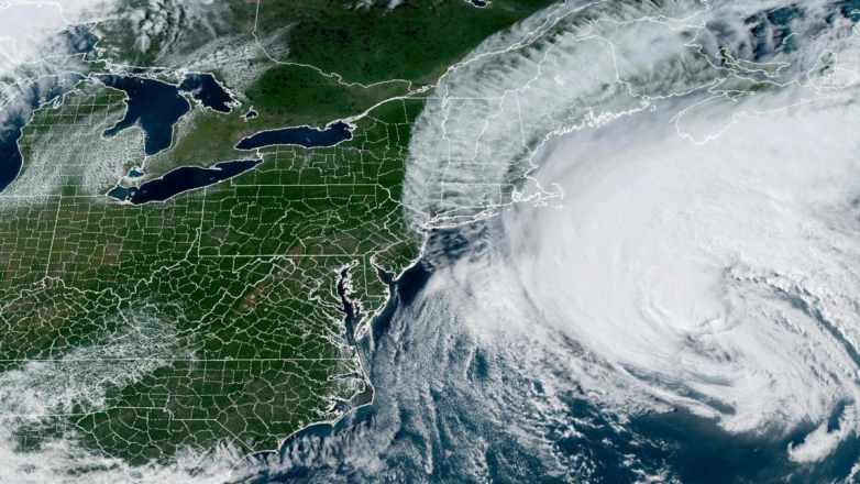 Ураган Ли угрожает побережью США и Канады